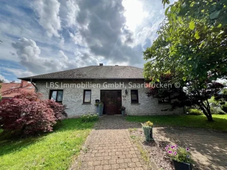 Außenansicht vorne - Haus kaufen in Wadern - Zweifamilienhaus mit Ausbaureserve in Wadrill - PV-Anlage - Garten - Keller