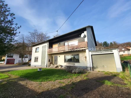 Ansicht - Vorderseite - Haus kaufen in Losheim - Ein- o. Zweifamilienhaus mit Garten - Garage - 250m² Wfl. - 500 m² Grundstück