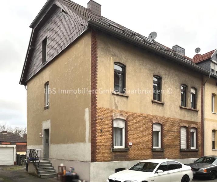 Vorderseite - Haus kaufen in Saarbrücken - Kapitalanlage mit drei Wohneinheiten in ruhiger Lage 