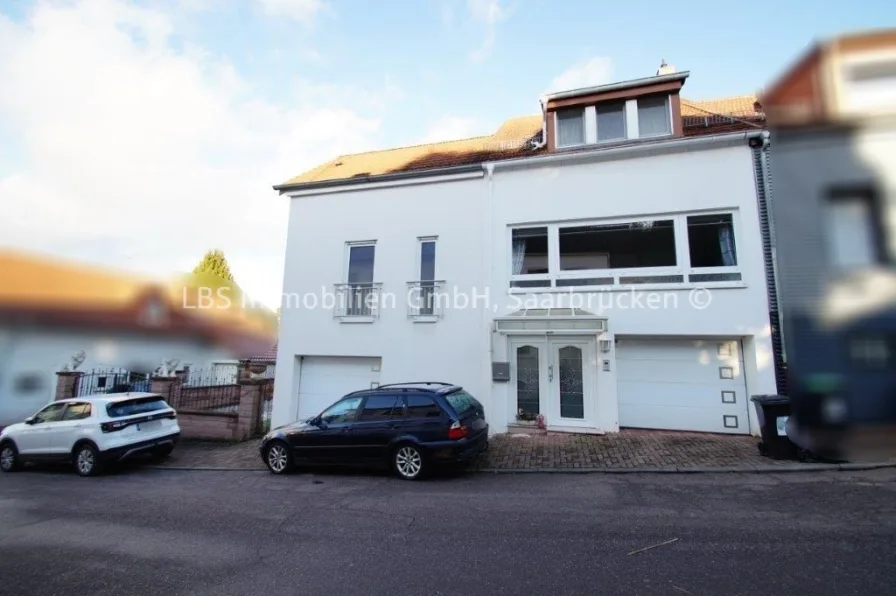 Ansicht vorne - Haus kaufen in Friedrichsthal - Schönes 1-Familienhaus mit Garten und Garage in Bildstock - sofort einzugsbereit !