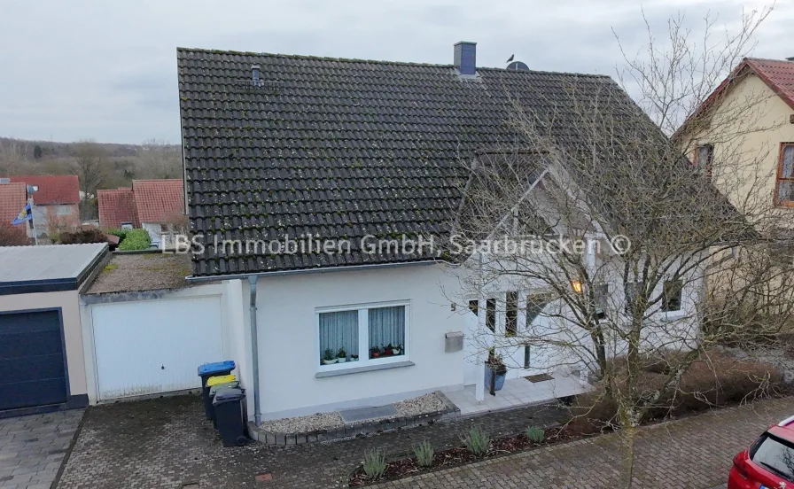 Frontansicht - Haus kaufen in Völklingen - Einziehen und wohlfühlen – Ihr neues Zuhause auf dem Sonnenhügel wartet auf Sie!