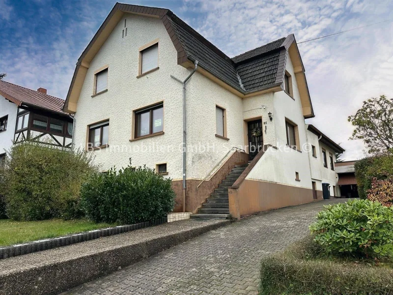 Außenansicht - Haus kaufen in Nohfelden - Vielseitig nutzbares Mehrgenerationenhaus mit Garten und Garage in Gonnesweiler