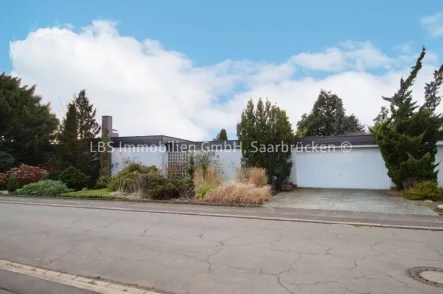 Haus und Doppelgarage - Haus kaufen in Bous - gepflegter Bungalow mit Garage und Garten in ruhiger und begehrter Höhenlage von Bous