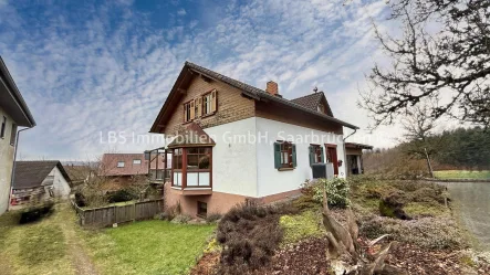 Ansicht Vorne - Haus kaufen in Wadern - Einfamilienhaus am Ortsrand von Wadrill - 168 m² Wfl. - 7 Ar Grst. - Garten - Garage - Wärmepumpe