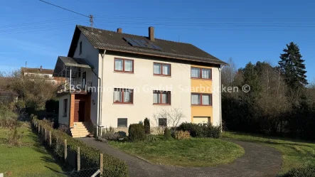 Ansicht vorne - Haus kaufen in Beckingen - Großes Einfamilienhaus mit großem Grundstück (1.700 m²) in Beckingen - 8 Zimmer - über 280 m² Wfl.