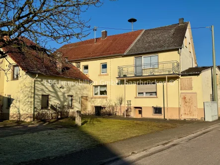 Außenansicht - Haus kaufen in Nohfelden - Vielseitig nutzbares Mehrgenerationenhaus mit Garage und großzügigem Geräteschuppen in Selbach