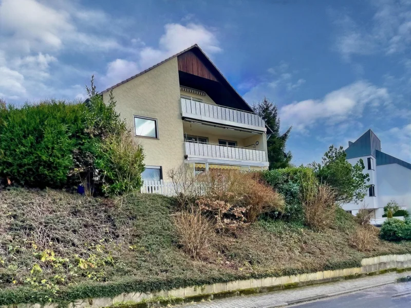 Objektansicht - Wohnung kaufen in Ottweiler - Renovierte Dachgeschosswohnung mit großzügiger Loggia und Garten in Ottweiler