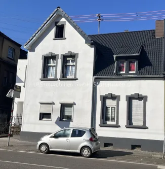 Frontansicht - Haus kaufen in Saarbrücken - Zweifamilienhaus mit renoviertem Obergeschoss und neuem Dach sowie eine frisch erneuerte Fassade