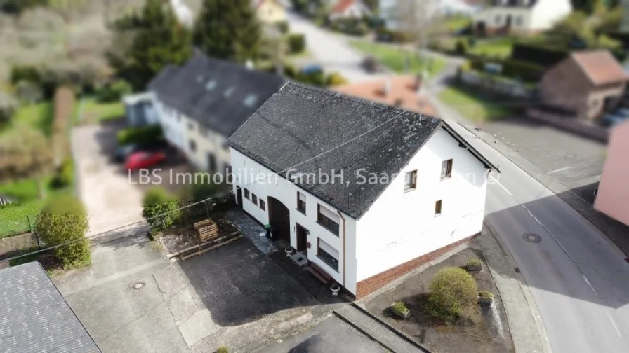 Ansicht - Haus kaufen in Wadern - Schnäppchenjäger aufgepasst - Wadern-Kostenbach: Bauernhaus mit neuer Heizung - Garten - Garage