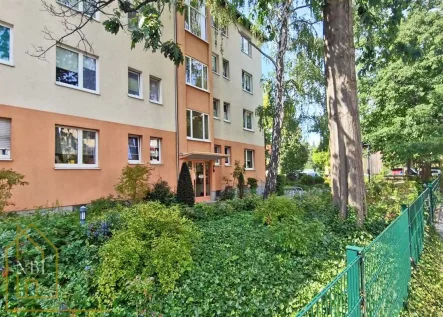 Hausansicht Straßenseite - Wohnung kaufen in Berlin - Kapitalanlage Nähe Tegeler See:Erdgeschoss-Wohnung mit Terrasse und kleinem Garten