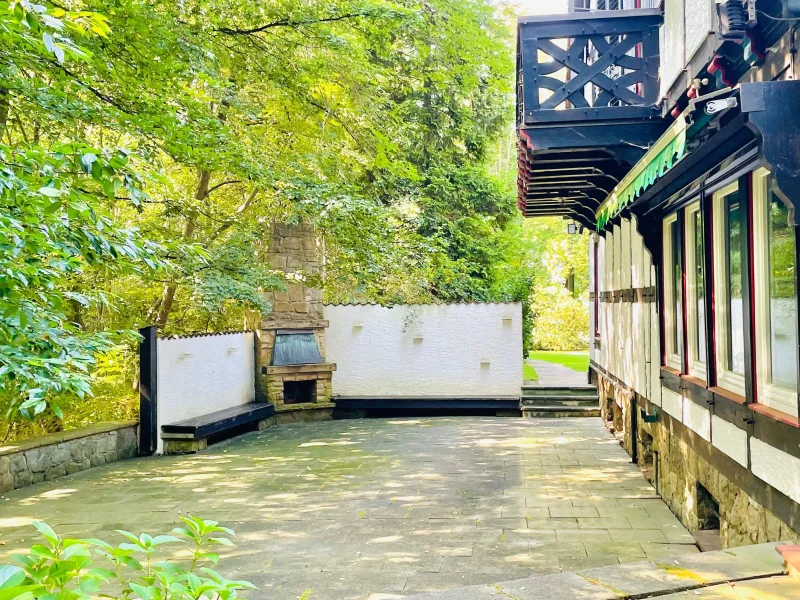 Sitzecke seitlich am Haus