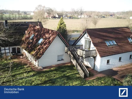 Drohnenbild Gartenansicht - Haus kaufen in Stemwede - Ländlich gelegenes Anwesen mit Anliegerwohnung auf großem Grundstück!