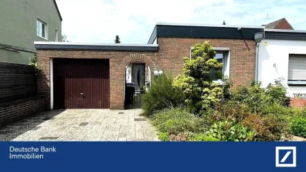 Einfahrt - Haus kaufen in Mönchengladbach - *** Bungalow mit Anbau und Garten in ruhiger Lage ***