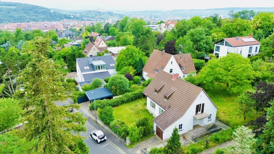 Übersicht - Haus kaufen in Würzburg - Einmalige Chance: Sanierungsbedürftiges Einfamilienhaus mit Traumgrundstück in Top-Lage