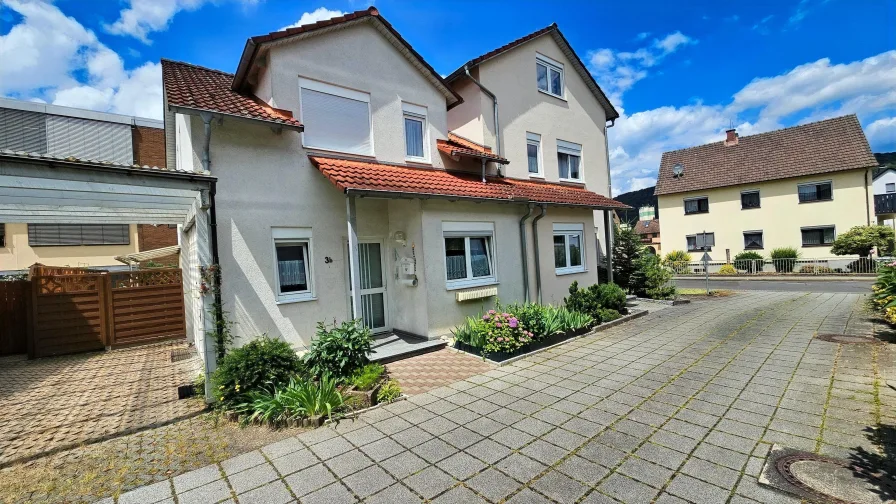 Außenansicht - Haus kaufen in Wertheim - Ihre Doppelhaushälfte mit grünem Rückzugsort