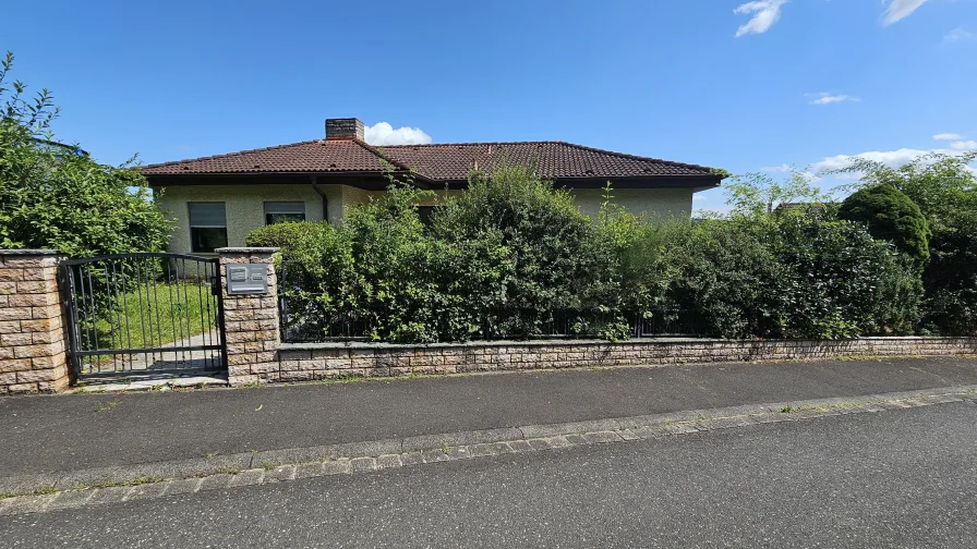 Eingang - Haus kaufen in Waldbüttelbrunn - Ein- oder Zweifamilienhaus im Bungalow-Stil – Mit traumhaftem Garten