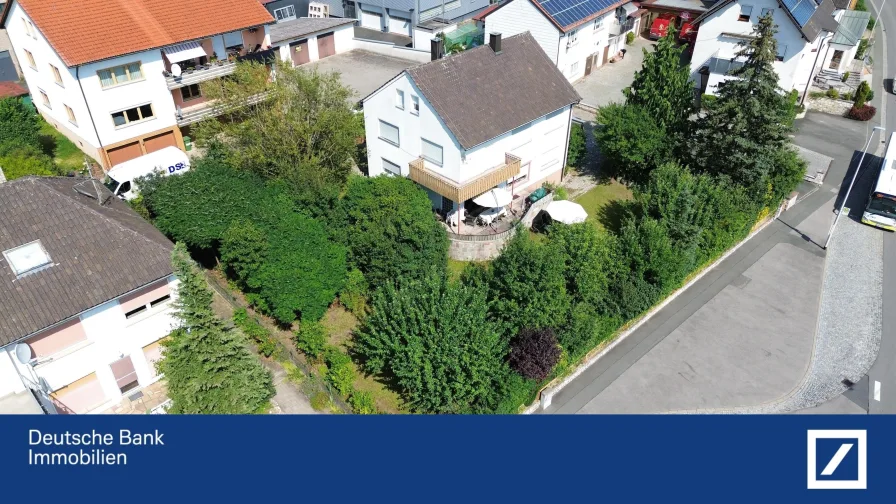 Südwest-Ansicht - Haus kaufen in Wachenroth - Charmantes Zweifamilienhaus mit großem Grundstück und idyllischem Garten