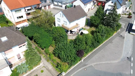 Südwest-Ansicht - Haus kaufen in Wachenroth - Charmantes Zweifamilienhaus mit großem Grundstück und idyllischem Garten