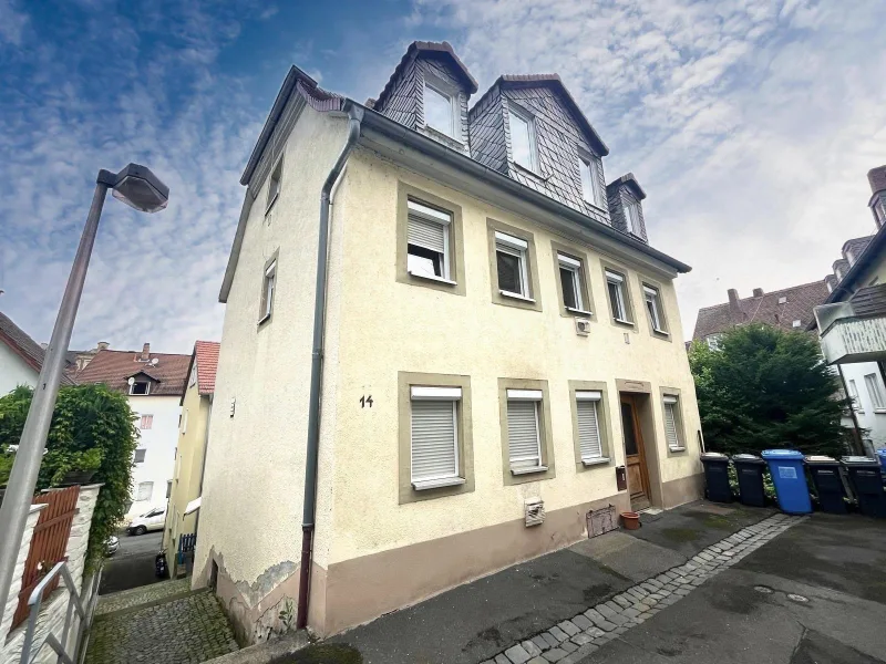 Frontansicht - Haus kaufen in Kitzingen - Preisgünstiges Stadthaus im Herzen von Kitzingen mit reichlich Wohnfläche!