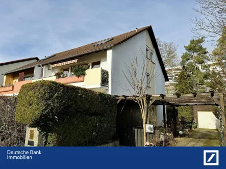 Frontansicht - Haus kaufen in Höchberg - Wohnen im Hexenbruch -  gepflegte DHH mit grünem Rückzugsort und eigener Garage!