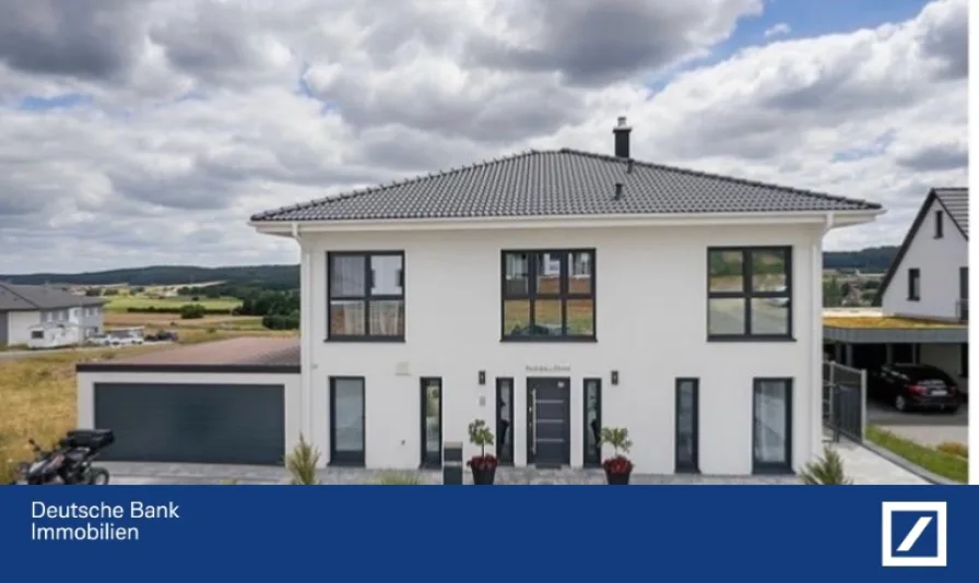 Außenansicht Frontal - Haus kaufen in Wachenroth - Nachhaltiger Luxus: Energieeffiziente Stadtvilla mit Solarunterstützung