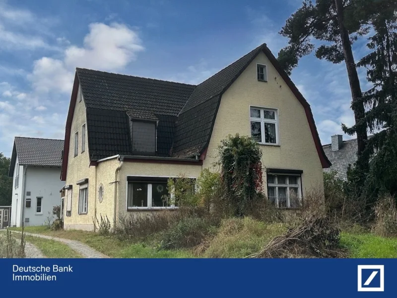 Straßenansicht - Haus kaufen in Hoppegarten - ***Klassisches Einfamilienhaus mit Wohnrecht***