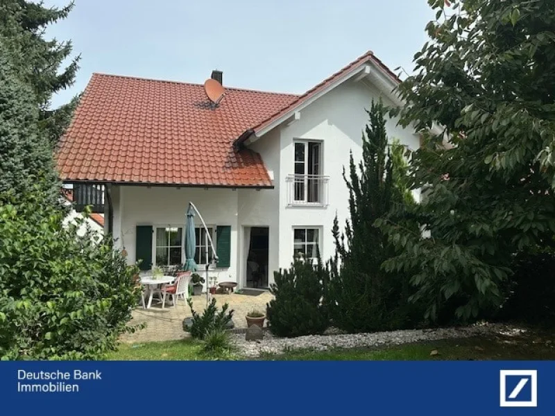 Blick vom Garten auf die DHH - Haus kaufen in Mengkofen - Wohnen und Freizeit gestalten 