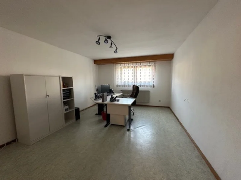 großes Büro Einliegerwohnung