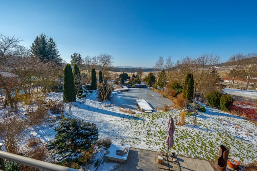 Blick vom Balkon in den Garten