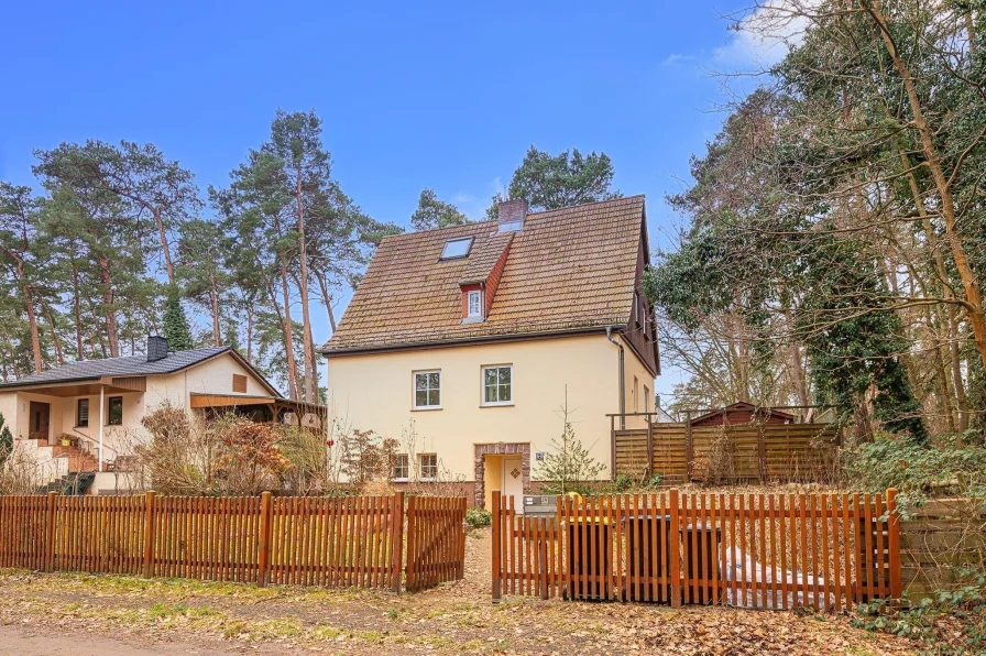 Straßenansicht - Haus kaufen in Schönwalde-Glien - Charmantes Refugium im Wald: Historisches Einfamilienhaus mit Modernität und Naturverbundenheit