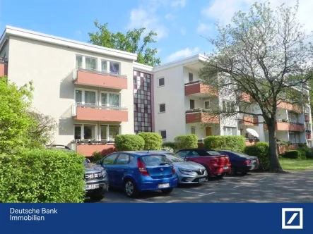 Hausansicht mit Parkplatz - Wohnung kaufen in Berlin - Äußerst gepflegte Wohnung auf parkähnlichem Anwesen