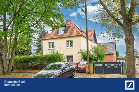 Straßenansicht und Stellplatz - Haus kaufen in Berlin - Charmantes Zweifamilienhaus mit Potenzial im idyllischen Rudow