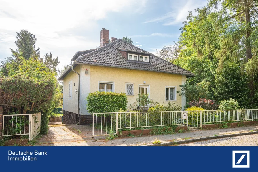 Straßenansicht - Haus kaufen in Berlin - Charmanter Familienwohntraum mit idyllischem Garten im beliebten Lichterfelde