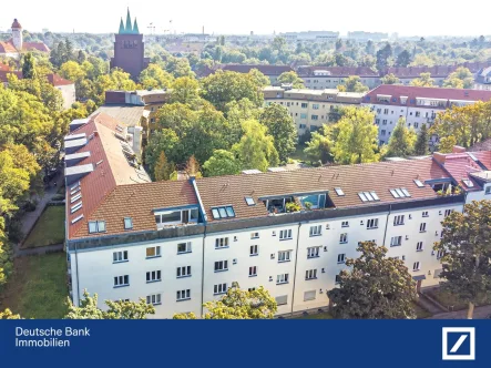 Drohnensicht - Wohnung kaufen in Berlin - Dachgeschossperle im Herzen von Schmargendorf mit Blick bis zum Teufelsberg