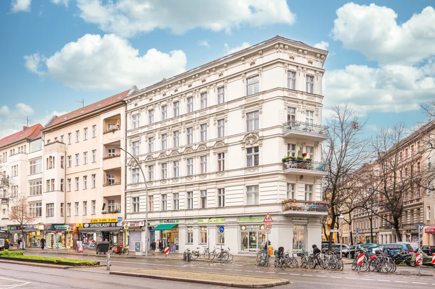 Front und Kopfansicht - Zinshaus/Renditeobjekt kaufen in Berlin - Attraktives Mehrfamilienhaus in begehrter Lage Neukölln Denkmalgeschützter Altbau mit Gewerbe