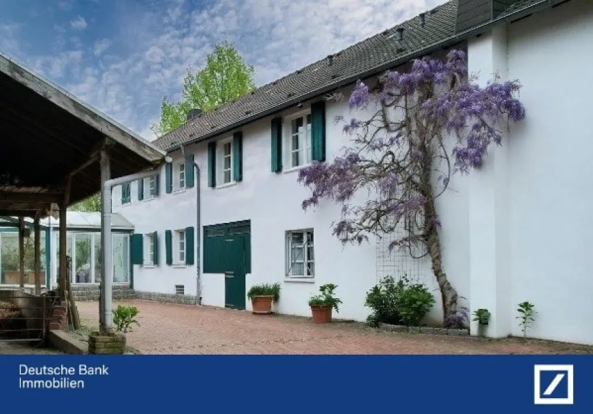 Seitenansicht - Haus kaufen in Erkelenz - Historische Hofanlage mit Pferdestall, Reitplatz und Weiden – Ihr Traum vom Landleben!