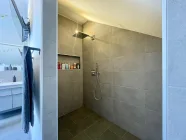 Badezimmer mit Duschbereich OG