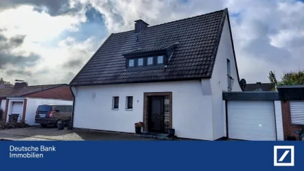 Frontansicht  - Haus kaufen in Wegberg - Einfamilienhaus mit großem Garten, Wintergarten und moderner Solaranlage