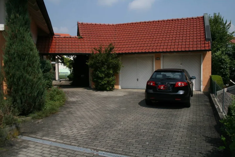 Einfahrt / Garage