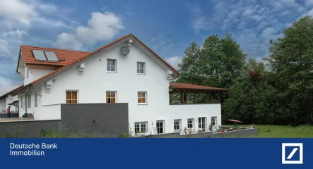 Hausansicht - Haus kaufen in Iggensbach - Ideale Kapitalanlage! Modernes, großzügiges 3-Familienhaus in ruhiger Randlage Nähe Iggensbach