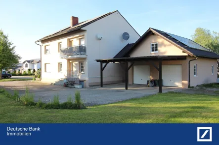 Hausansicht - Haus kaufen in Niederwinkling - Ideal für Kapitalanleger! Schönes Zweifamilienhaus mit PV-Anlage (9,9 kWp) bei Niederwinkling