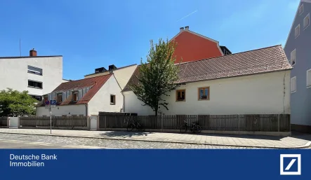 Außenansicht - Haus kaufen in Regensburg - *Baudenkmal in Bestlage, solide vermietet* Wohnhaus mit Kita in der Innenstadt von Regensburg