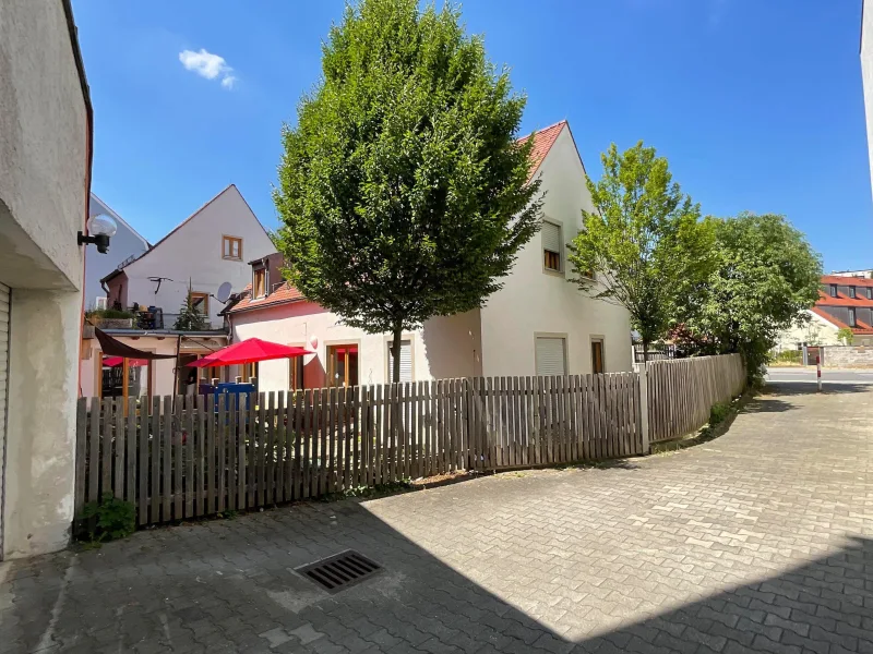 Außenansicht - Haus kaufen in Regensburg - *Vermietet! Traumhafte 3-Zi-ETW mit Terrasse, 2-Zi-ETW + Kita* Beste Innenstadtlage in Regensburg