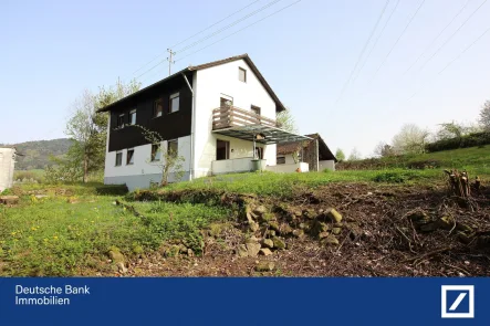 Hausansicht - Haus kaufen in Grafling - Renovierungsbedürftiges Wohnhaus mit 1.577 m² Grund in  Aussichtslage von Grafling bei Deggendorf