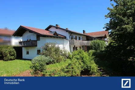 Hausansicht - Haus kaufen in Regen - Großes Zweifamilienhaus mit schön eingewachsenem Garten in Aussichtslage von Regen