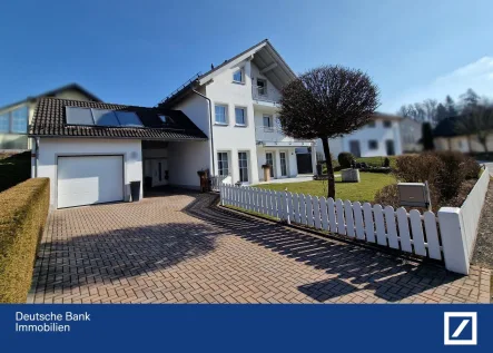 Hausansicht - Haus kaufen in Offenberg - Nähe Metten! Wunderschönes, exklusives Wohnhaus in Top Zustand mit Außenpool