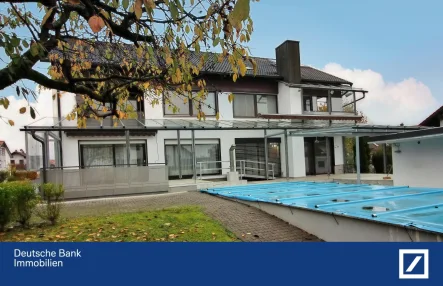 Hausansicht - Haus kaufen in Niederalteich - Tolles Zwei-Generationen-Doppelhaus mit Pool in Niederalteich