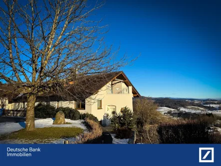 Außenansicht - Haus kaufen in Perlesreut - *Alle unter einem Dach! Mehrgenerationen / WG / Fewo's* Wohnhaus mit 3-4 Einheiten, PV-Anlage usw. 