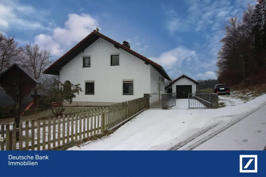 Hausansicht - Haus kaufen in Drachselsried - Idyllisch wohnen im Bayer. Wald!Renovierungsbedürftiges Wohnhaus zw. Teisnach und Drachselsried