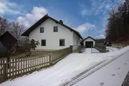 Hausansicht - Haus kaufen in Drachselsried - Idyllisch wohnen im Bayer. Wald!Renovierungsbedürftiges Wohnhaus zw. Teisnach und Drachselsried